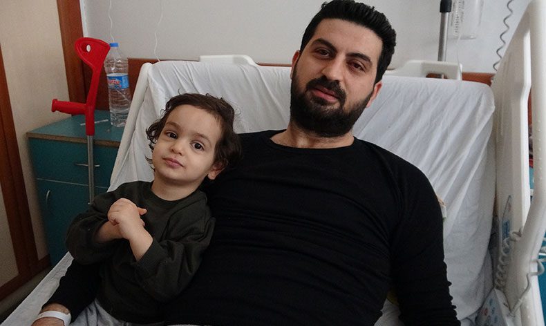 Ailesini çıkardı, kendisi son anda kurtuldu