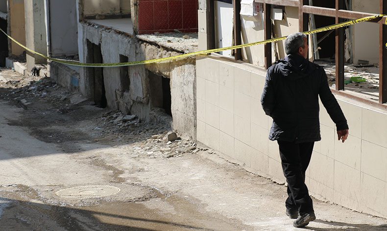 Ağır hasarlı binalara ‘naylon şeritli’ önlem