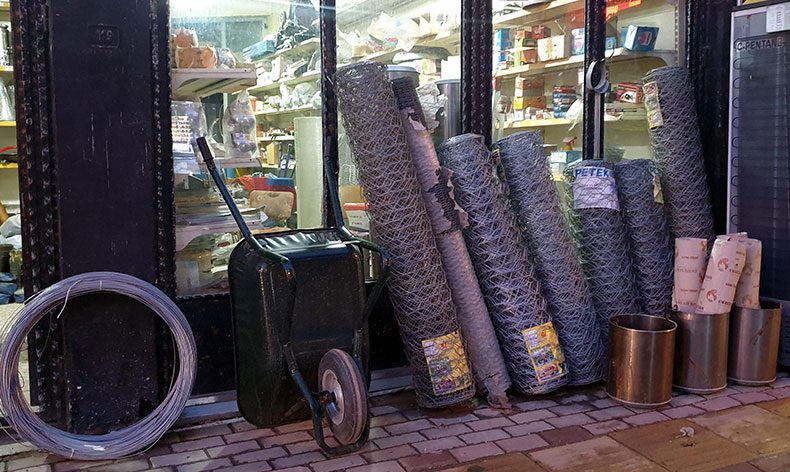 Çaldıkları araçla hırsızlık yaparken yakalandılar