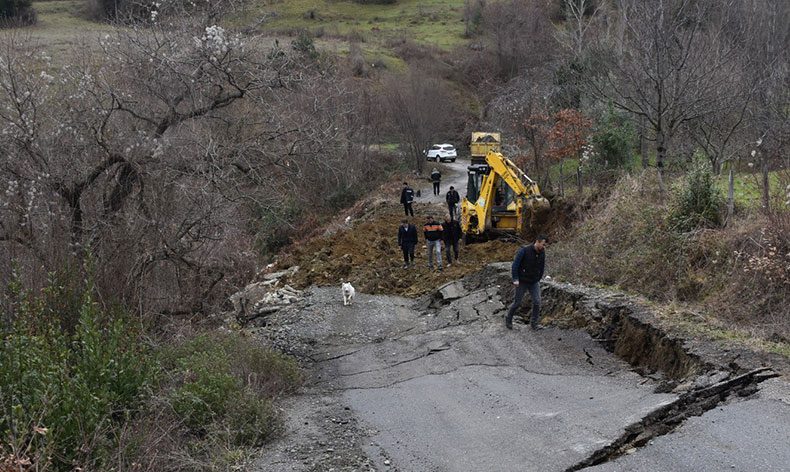 Heyelan nedeniyle yol trafiğe kapandı