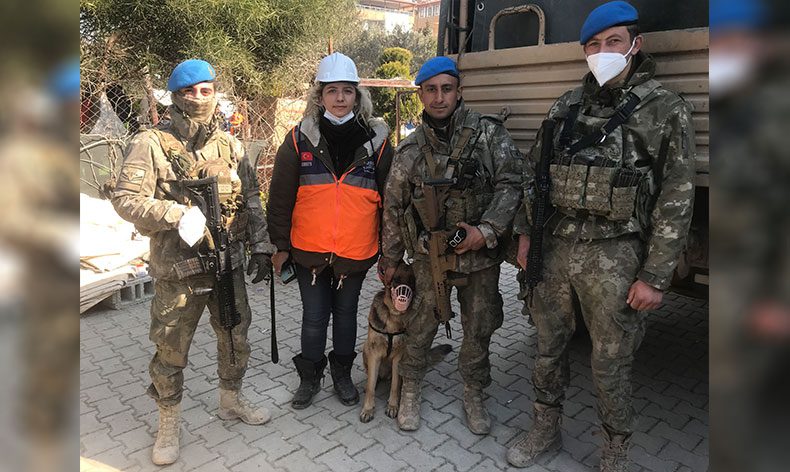 Enkazdan kurtarılan köpeğe askerler sahip çıktı