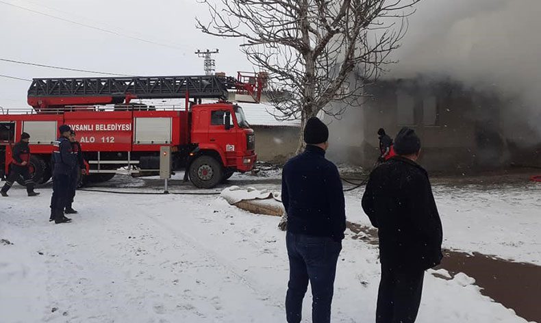 ‘Köy odası’ alev alev yandı