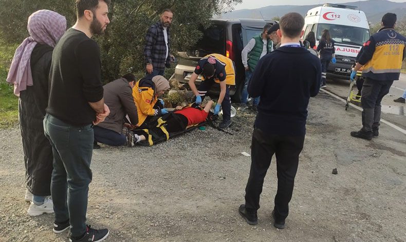 Bursa’da depremzedeleri taşıyan otomobil kaza yaptı