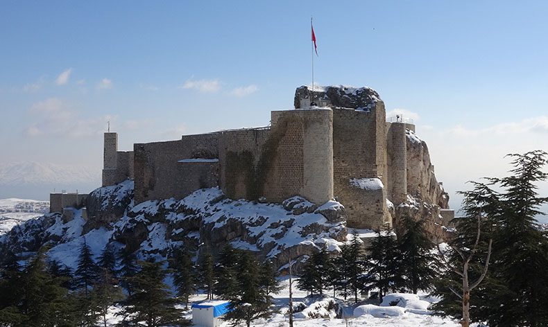 Tarihi mahallede tek taş düşmedi