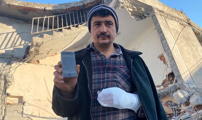Depremde kaybolan kızını arıyor