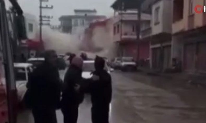 Artçı sarsıntıda binanın yıkılma anı