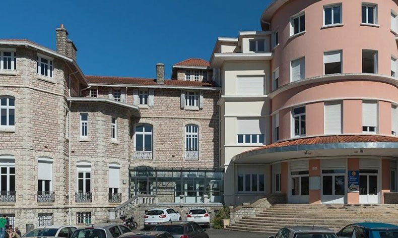 Öğrencisinin bıçakladığı öğretmen hayatını kaybetti