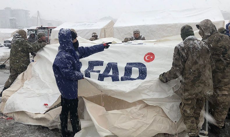 Jandarma ekipleri çadırlar kurmaya başladı