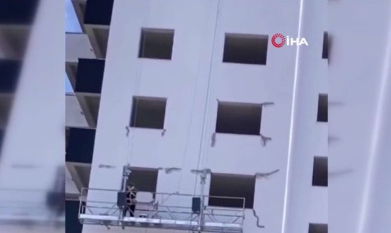 Deprem sonrası çatlakları sıvadılar