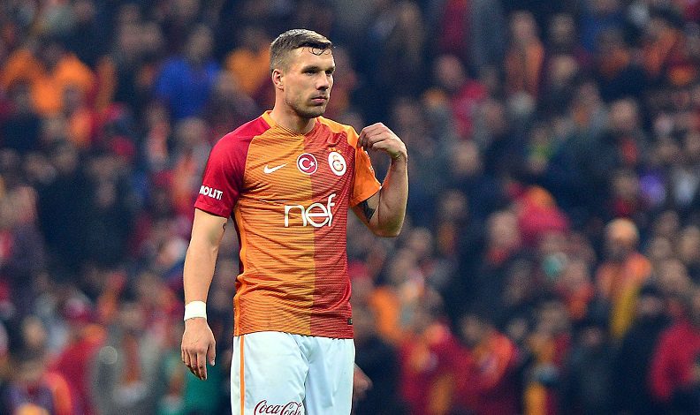 Lukas Podolski’den depremzedeler için bağış