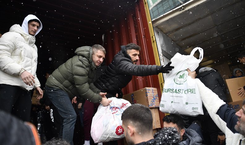 Bursasporlu futbolculardan depremzedelere yardım