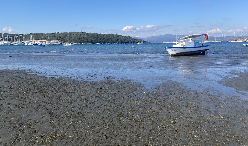 Seferihisar’da deniz 25 metre çekildi
