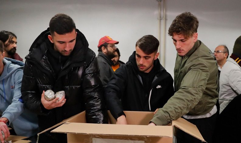 Galatasaraylı futbolcular Yunus Akgün ve Emin Bayram yardım çalışmalarına destek verdi