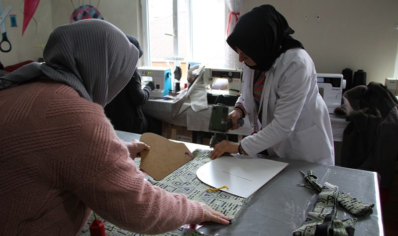 Depremzedeler üşümesin diye kışlık giysiler dikiyorlar