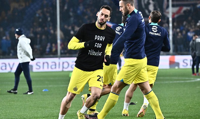İnter’de forma giyen Hakan Çalhanoğlu, ‘Türkiye için dua et’ yazılı tişörtle ısınmaya çıktı