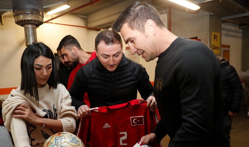Emre Aşık, milli takım formasını depremzedeler için hediye etti
