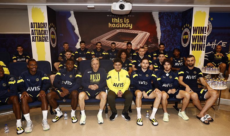Enkazdan kurtarılan Mehmet Akif Ağaç, Jorge Jesus ve Fenerbahçeli futbolcularla bir araya geldi