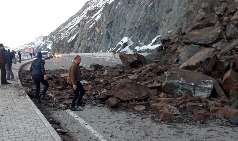 Heyelan araç trafiğini durdurdu
