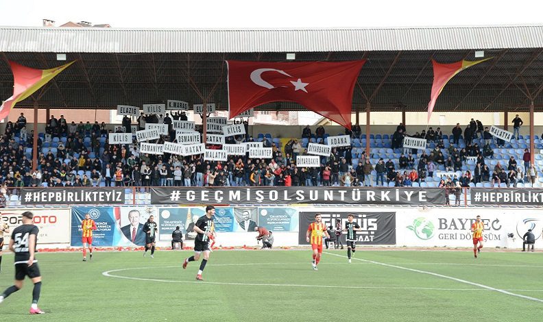 Depremzedeler yararına oynanan dostluk maçında 700 bin TL hasılat elde edildi