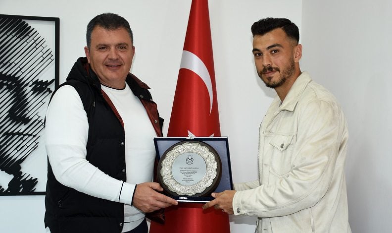 Manisa FK’dan Çağrı Giritlioğlu’na teşekkür plaketi