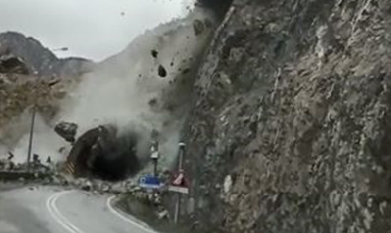 Heyelan anı cep telefonu kamerasına yansıdı