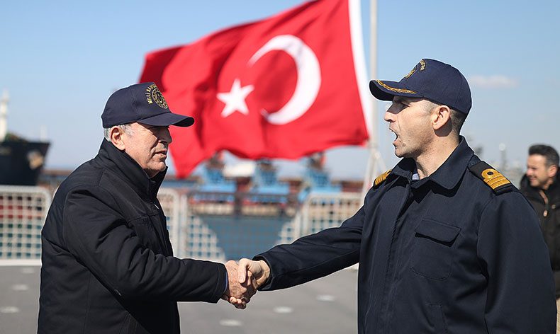 Bakan Akar, depremzedeleri ziyaret etti