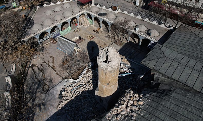 527 yıllık tarihi cami depremde hasar gördü