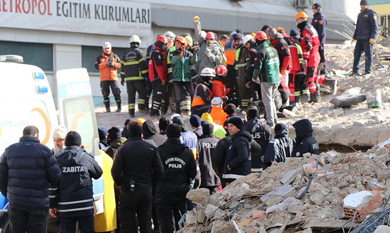 Enkaz altından 2 kız kardeş sağ çıkarıldı
