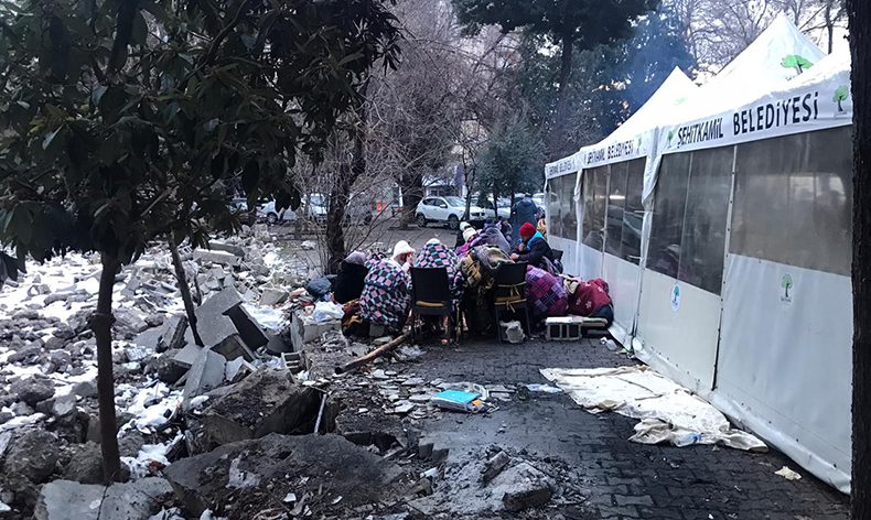 Enkaz bölgesinde ateş başında sabahladılar