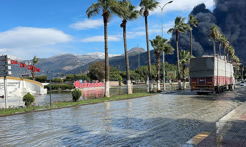 İskenderun’da deniz seviyesi yükselmeye başladı