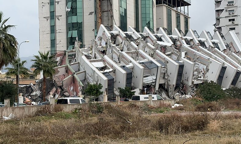 İskenderun’da 20’nin üzerinde bina yıkıldı