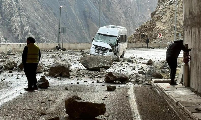 Yamaçtan kopan kayalar servis aracına düştü