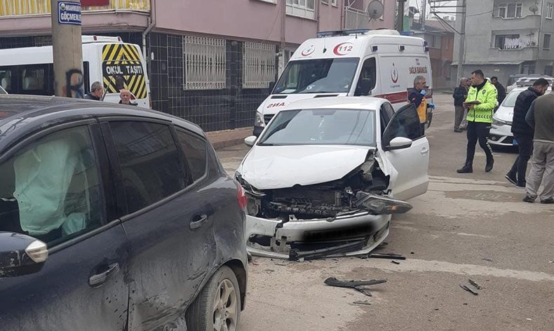 Bursa’da otomobillerin kazası kamerada