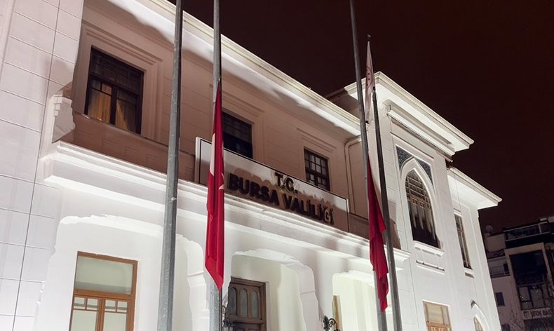 Bursa’da bayraklar yarıya indi