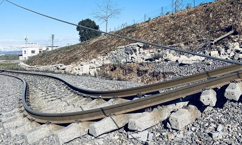 Tren rayları tel gibi büküldü