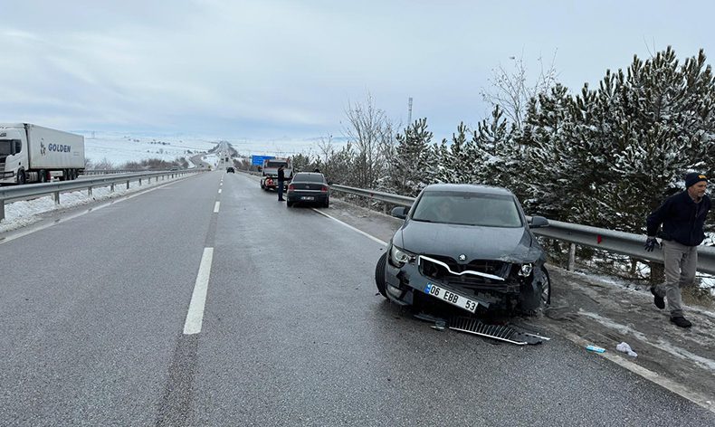 Buzlanan yollarda çok sayıda kaza meydana geldi