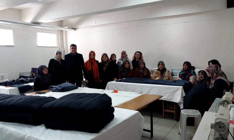 Kursiyerler ‘su geçirmez’ uyku tulumu dikiyor