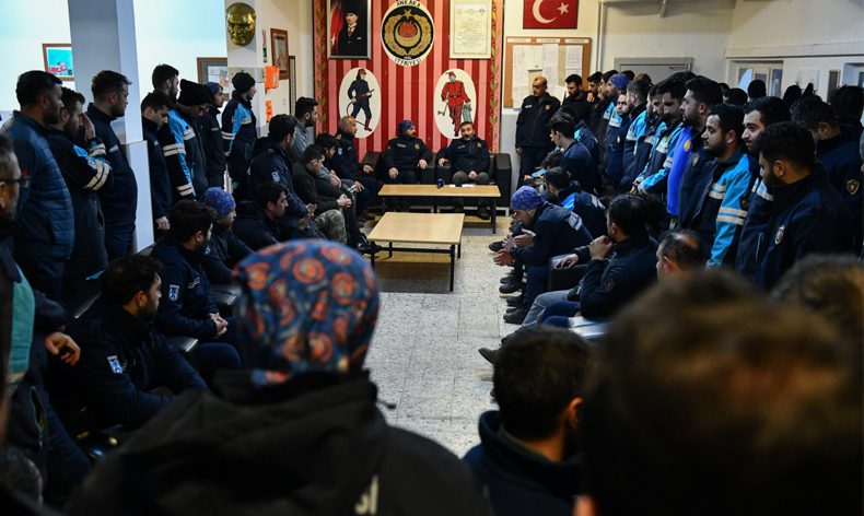 İtfaiyenin verdiği suyla enkazda orucunu açtı