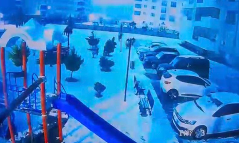 Deprem sırasındaki ürkütücü ışık kameralara yansıdı