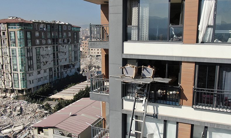 Hasarlı binalardan tehlikeli eşya tahliyesi