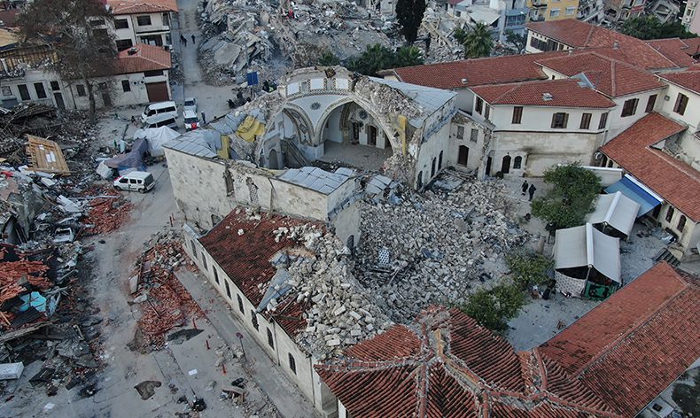 Deprem tarihi yerleri de vurdu