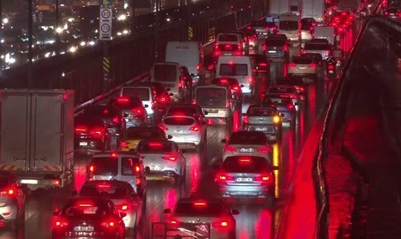 Okullar açıldı trafik yoğunluğu arttı