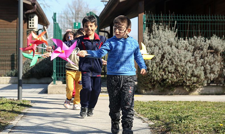 Depremzede çocuklara oyun ve atölyelerle moral