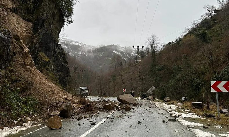 Şiddetli yağış heyelanlara neden oldu