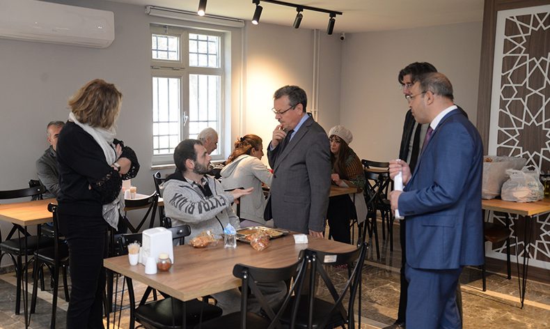Üniversite Konukevi’nde kalan depremzedelere moral ziyareti