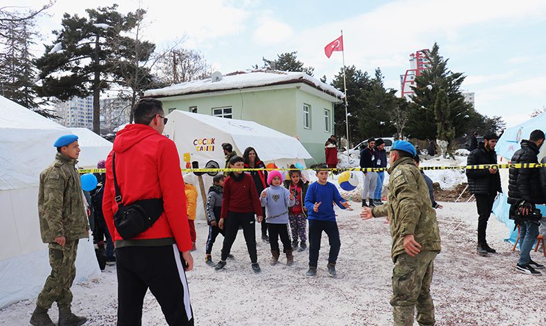 “Asker ağabeyler iyi oynuyor bence onlar yener”