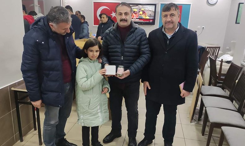 Nisanur depremzedelere kumbarasını bağışladı