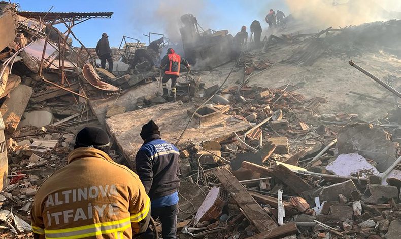 Hatay’da enkazda çıkan yangın söndürüldü