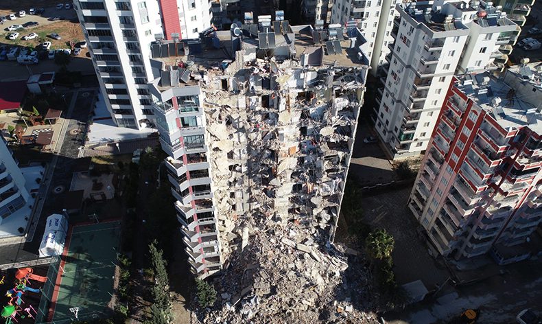 Yarısı yıkılan bina drone ile görüntülendi