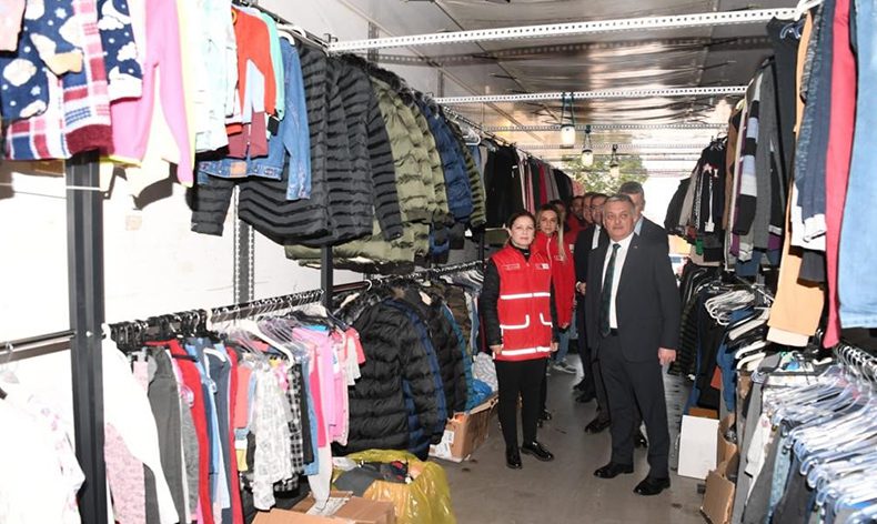 Giyim tırları depremzedelerin kaldıkları otellere gitti